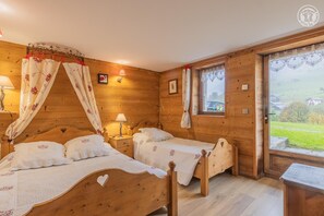 3 habitaciones, tabla de planchar con plancha y cuna de viaje