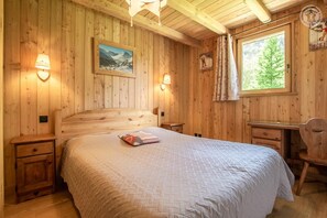 3 bedrooms, iron/ironing board, travel crib, free WiFi