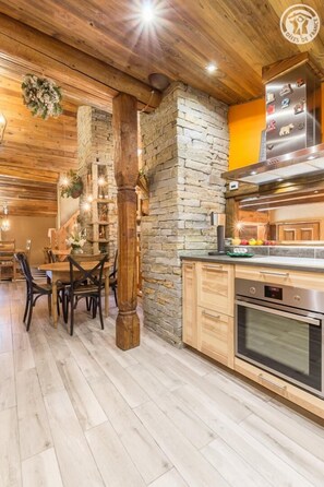 Fridge, microwave, oven, stovetop - LE Chalet DE Nini - St-andre (SAINT ANDRE)