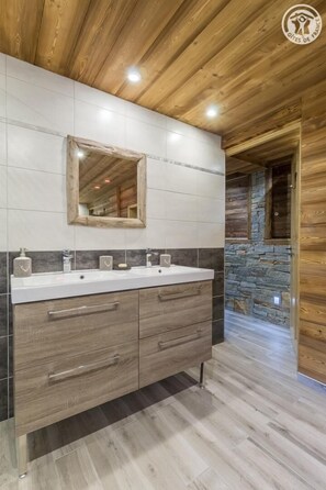 Badewanne, Haartrockner, Handtücher