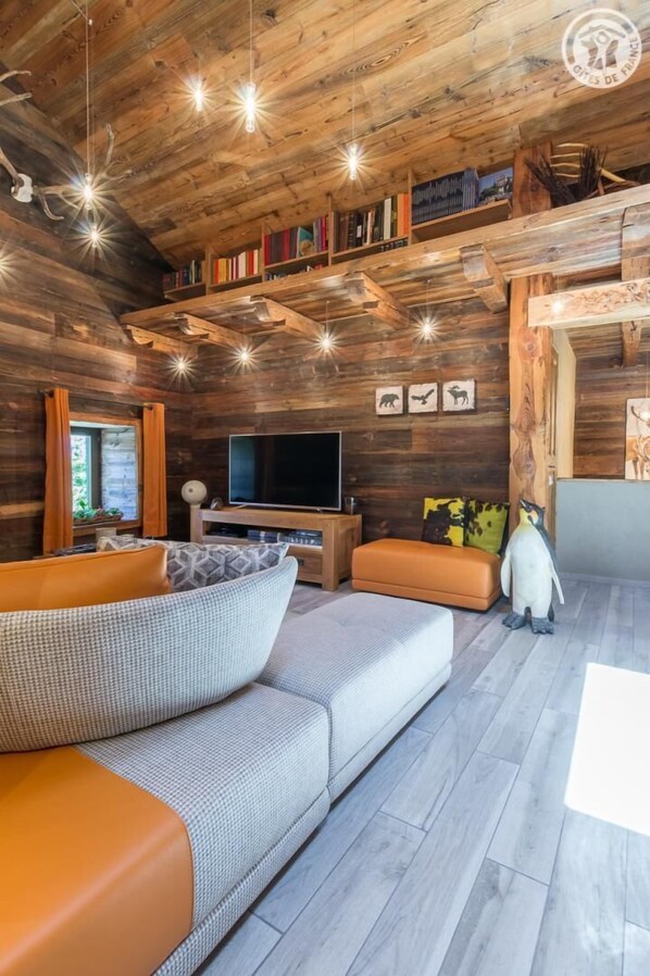 Smart TV, DVD player, stereo