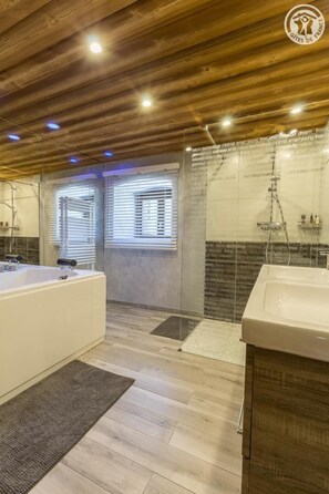 Baignoire, sèche-cheveux, serviettes fournies