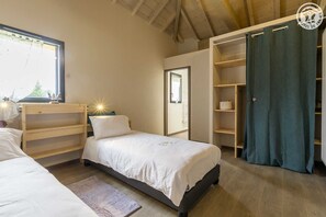 3 quartos, ferros/tábuas de passar roupa, berço de viagem