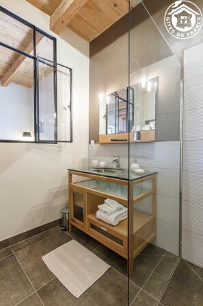 Dusche, Haartrockner, Handtücher