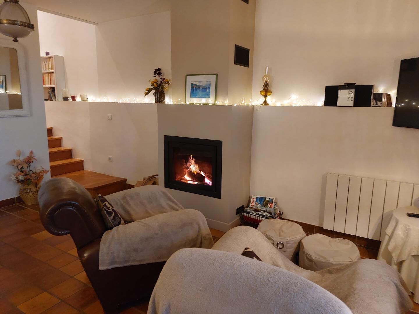 Televisio, takka, DVD-soitin, stereot