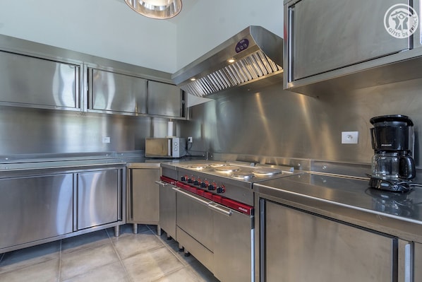 Frigorifero, microonde, forno, piano cottura