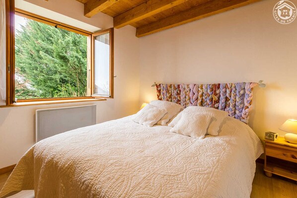 2 bedrooms, iron/ironing board, travel crib, free WiFi