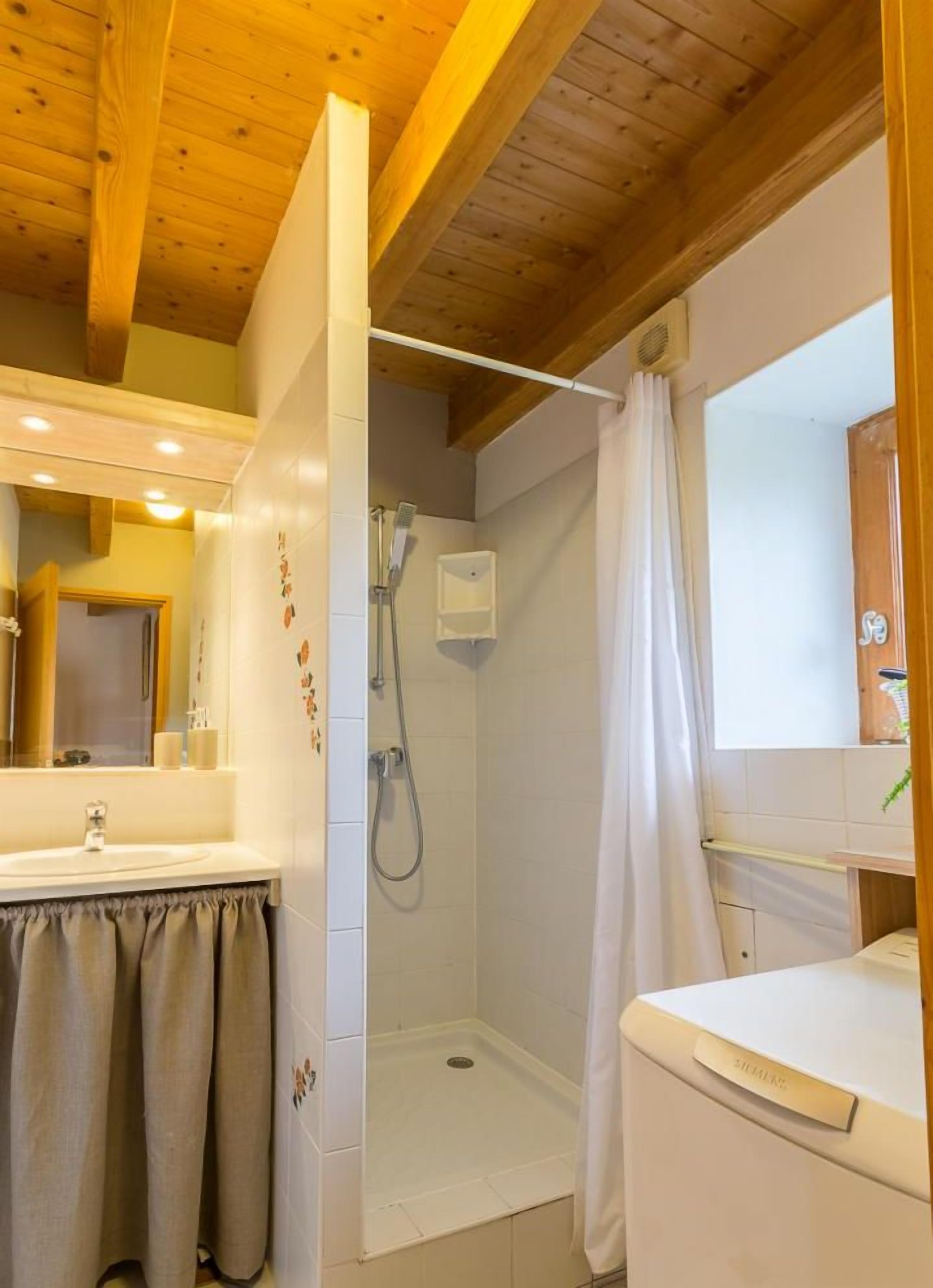 Une salle de bain avec une douche, un lavabo et des toilettes.