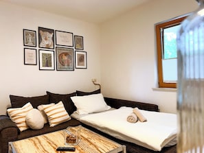 1 habitación, tabla de planchar con plancha y cuna de viaje 