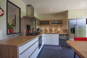 Kylskåp, mikrovågsugn, ugn och spishäll