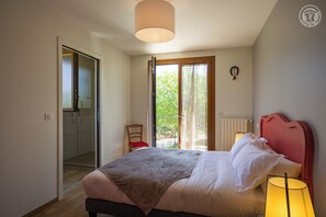 6 slaapkamers, een strijkplank/strijkijzer, reisbedje, gratis wifi