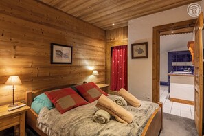 1 habitación, tabla de planchar con plancha y cuna de viaje