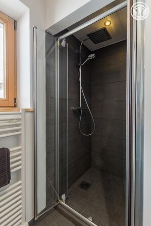 Douche, sèche-cheveux, serviettes fournies