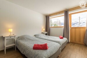 4 dormitoris, planxa i posts de planxar i un bressol de viatge 