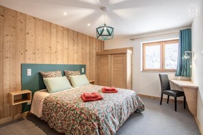 4 quartos, ferros/tábuas de passar roupa, berço de viagem