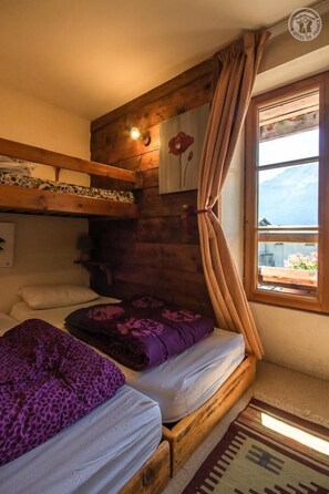 3 habitaciones, tabla de planchar con plancha y cuna de viaje 