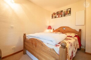 2 quartos, ferros/tábuas de passar roupa, berço de viagem