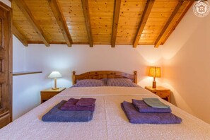 2 chambres, fer et planche à repasser, lit de bébé portatif