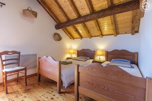 2 bedrooms, iron/ironing board, travel cot - Gite DES Colonnes - St-pancrace (ST-PANCRACE)