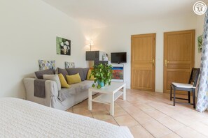 1 habitación, tabla de planchar con plancha y cuna de viaje