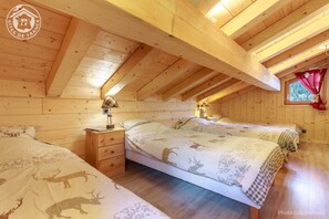 3 quartos, ferros/tábuas de passar roupa, berço de viagem