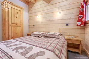 3 chambres, fer et planche à repasser, lit de bébé portatif