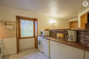 Kylskåp, mikrovågsugn, ugn och spishäll