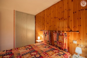 2 bedrooms, iron/ironing board, travel cot, free WiFi