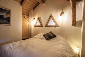 4 bedrooms, iron/ironing board, travel cot, free WiFi
