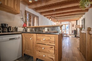 Een koelkast, een oven, een kookplaat, een vaatwasser