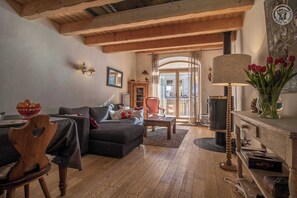 Smart TV, fireplace, DVD player