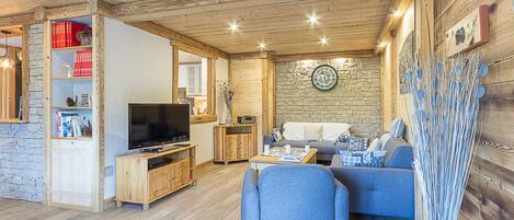 Télévision, lecteur de DVD, chaîne hi-fi