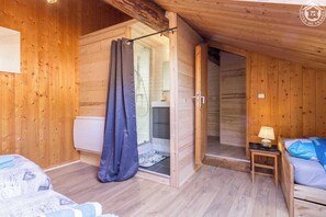 2 bedrooms, iron/ironing board, travel cot, free WiFi