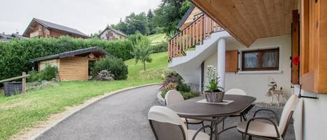 تناول الطعام بالخارج