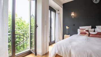 2 dormitorios, tabla de planchar con plancha, cuna de viaje