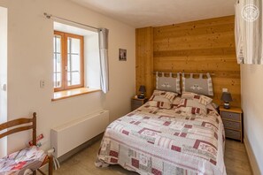 2 slaapkamers, een strijkplank/strijkijzer, reisbedje, gratis wifi