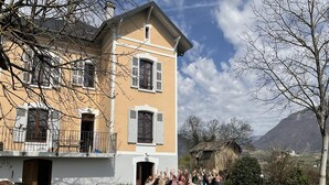 A building with a balcony and a group of people outside. - LE Gite DE Myans - Myans (MYANS)