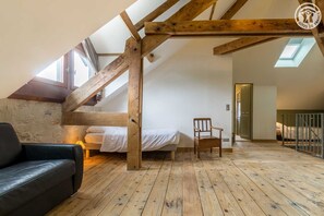 5 slaapkamers, een strijkplank/strijkijzer, reisbedje, gratis wifi
