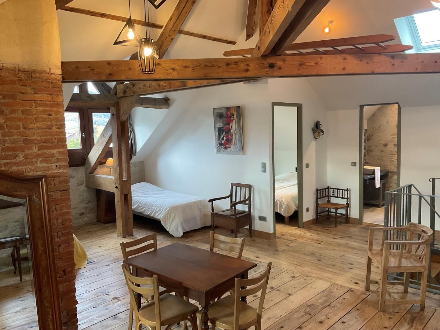 6 habitaciones, tabla de planchar con plancha y cuna de viaje 