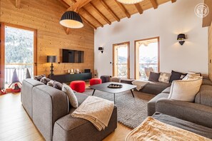 Televisión, chimenea, reproductor de DVD y futbolito 