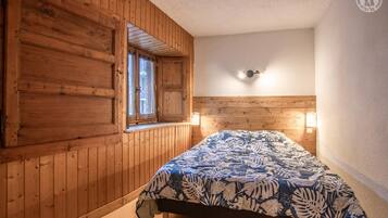 2 slaapkamers, een strijkplank/strijkijzer, reisbedje, gratis wifi