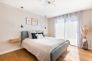 4 chambres, fer et planche à repasser, lit de bébé portatif