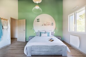 4 quartos, ferros/tábuas de passar roupa, berço de viagem