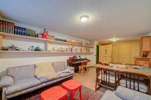 Family Chalet, Multiple Bedrooms (Chalet Lidia Ski in-Ski out 50m) | Living area | 21-inch flat-screen TV with digital channels - Chalet Lidia Ski in-Ski out 50m (Livigno)