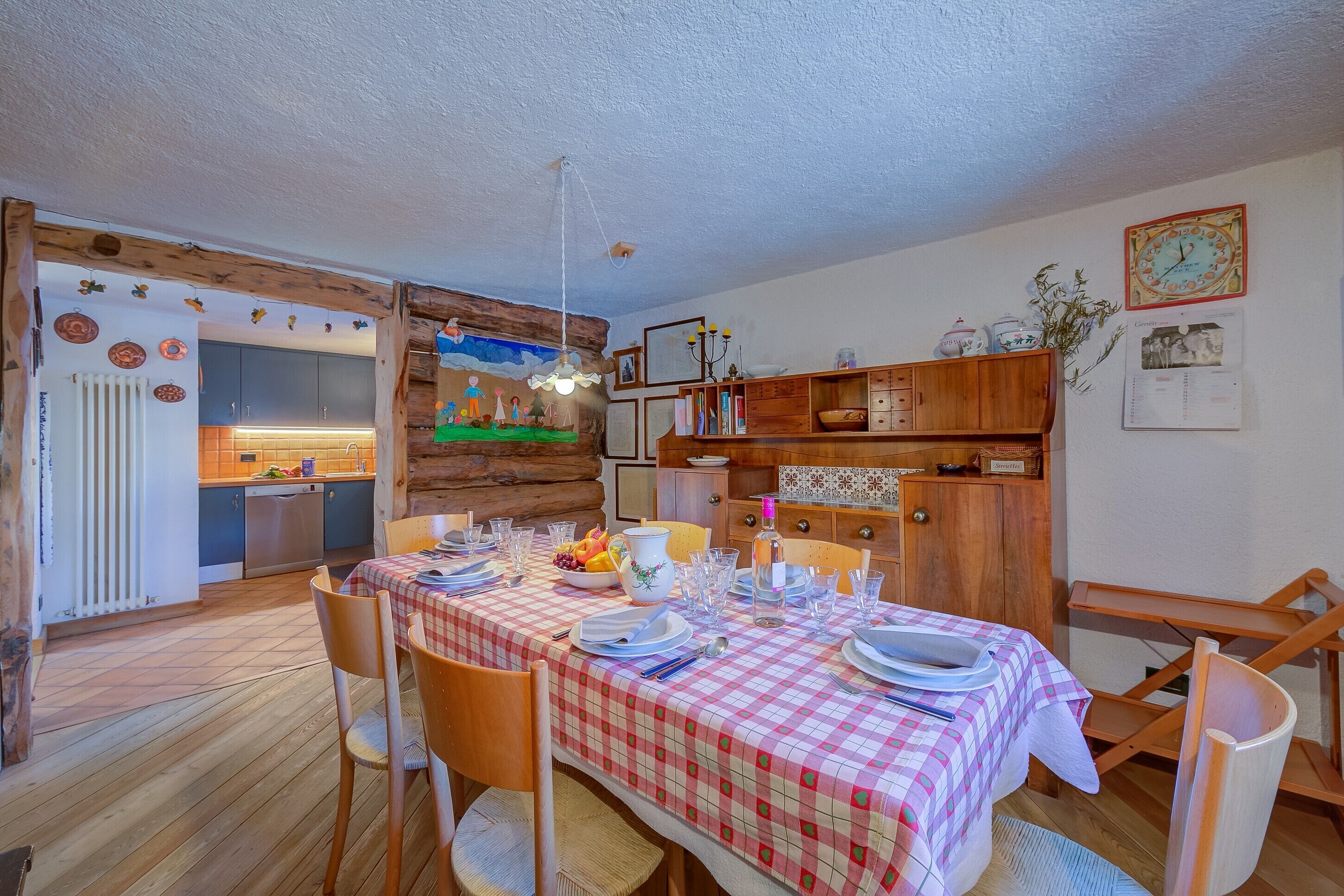 Family Chalet, Multiple Bedrooms (Chalet Lidia Ski in-Ski out 50m) | Dining room