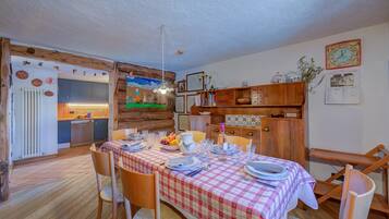 Family Chalet, Multiple Bedrooms (Chalet Lidia Ski in-Ski out 50m) | Dining room