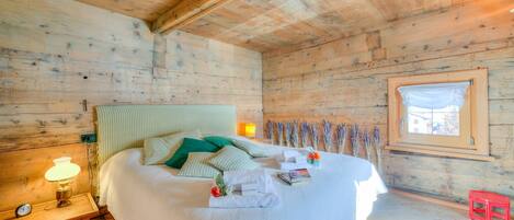 Family Chalet, Multiple Bedrooms (Chalet Lidia Ski in-Ski out 50m)