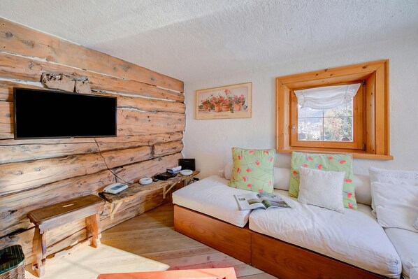Family Chalet, Multiple Bedrooms (Chalet Lidia Ski in-Ski out 50m) | Living area