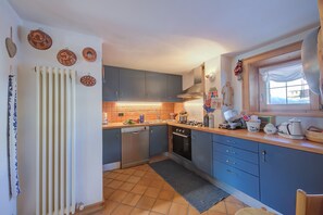 Family Chalet, Multiple Bedrooms (Chalet Lidia Ski in-Ski out 50m) | Private kitchen | Microwave, oven, stovetop, dishwasher - Chalet Lidia Ski in-Ski out 50m (Livigno)
