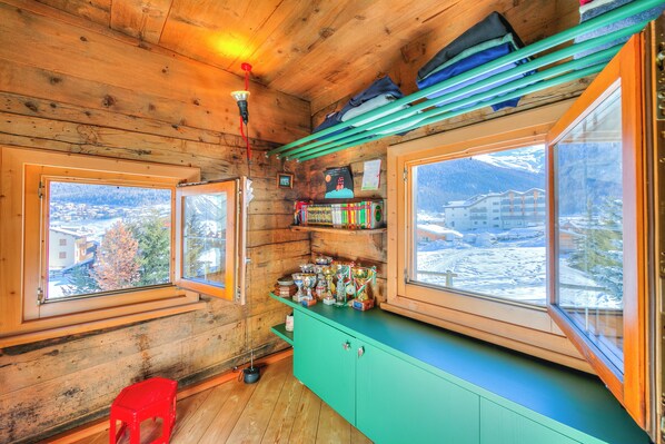 Family Chalet, Multiple Bedrooms (Chalet Lidia Ski in-Ski out 50m)
